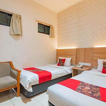 Cihampelas Hotel 2 Mitra Reddoorz Bandung Esterno foto